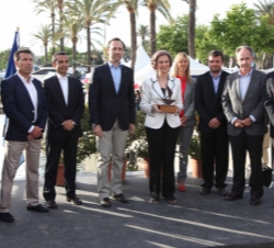Doña Sofía junto a las autoridades asistentes durante la entrega del premio 